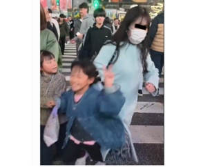 【動画】渋谷のスクランブル交差点で台湾から来た観光客の女の子が前から歩いて来た女に激しく突き飛ばされる・・・