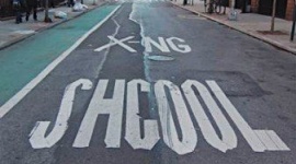 【VOW】NYの高校前に「SHCOOL」の誤字