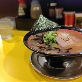 《強めのビターさを楽しめる黒マー油豚骨ラーメン》豚骨ラーメン めん骨マン@羽村市<九州豚骨ラーメン＋黒マー油＋細麺替玉>