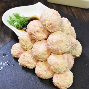 鮮やかな色合い♪紅しょうが鶏団子