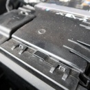 エンジンルームが汚い新車