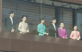 【2026年皇居一般参賀】美智子さまがお手振りをされなかった理由とは？悠仁さま初参加と愛子さまとの関係に注目