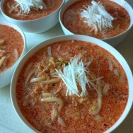 麻婆豆腐の素アレンジが旨すぎた。と、ブルー花びらのハート作りました。