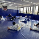 土曜日のキッズ柔術クラス、ヨガクラス、スパーリングクラス、フィットネスクラス、MMAクラス