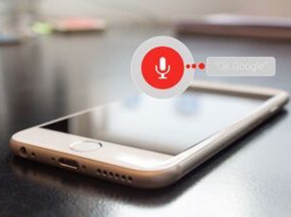 家にいるのにスマホにまだ音声入力しない人いるでしょ