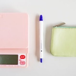 『今日の断捨離　デジタルスケールとペンと化粧ポーチ』の画像