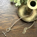 人工パールのロングネックレス。