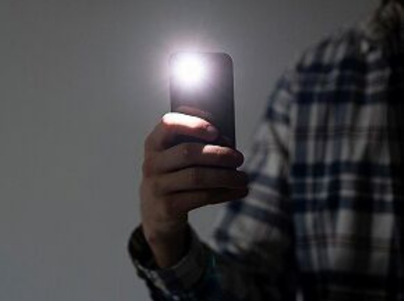 田舎すぎて外歩くときにスマホのライトオンにしてるけど質問ある？