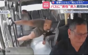 走行中バスのドアを突き破りエクストリーム乗車した男性、激写されるｗｗｗｗｗｗ
