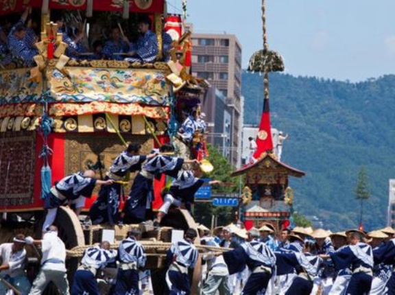 【天才】皮肉最強京都人さん、祇園祭の音がうるさいという苦情にあまりに完璧で上品な嫌味を返してしまうｗｗｗｗ　「◯◯◯◯には耐えられないんでしょうね」