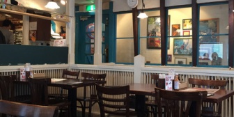 彼が食事中左手をテーブルの上ではなく膝の上に置いているのが気になる。マナー違反だと思うんだけど…