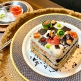 外国人「パートナーの誕生日に寿司ケーキを作ったので見てくれ」