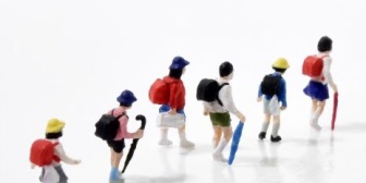 私（小学校が集団下校してる、珍しいな）「何かあったんですか？」　先生「何も～？あなたに教えることはありません！警察に言いますよ！来ないで」