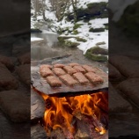 『冬の河原で作るミートボールロールサンドがおいしそう』の画像