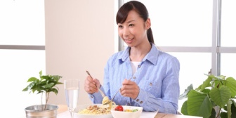 後輩と月に一度悩み相談やキャリアプランの話し合いをするのが習慣。先月は後輩の仕事の都合でパスされて今月はいつやるかまだアクションが無いのでメールで詰ったら…