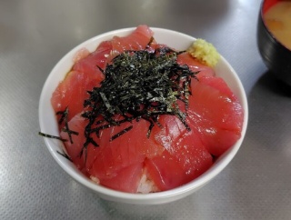 まぐろ丼貪るやで