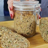 『ガラス瓶に入れてオーブンで焼く保存食の瓶詰パンがおいしそう』の画像