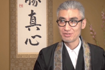 海外「おれたち向けの宗教だ！」DJ僧侶・朝倉行宣のテクノ法要が外国人にバカウケ