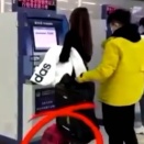 盗むのはほんの一瞬の出来事。常に自分の荷物は見ておかなければいけない。海外の反応