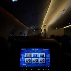 今回のハワイ旅行で、飛行機のエコノミーシートでも快適に過ごせた優れものアイテムをご紹介します。　マジで良かったです。