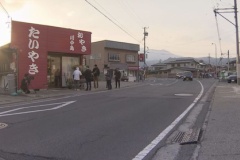 約30人の店の行列にタイヤ突っ込む…走行中の車から後輪タイヤが外れ当たった4人軽傷