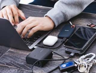 政府、モバイルバッテリーの規制強化にやっと動く