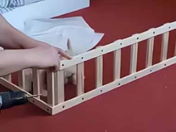 パパが子犬用の柵を作っていた。もうすぐ完成だよ♪ → こうなる…