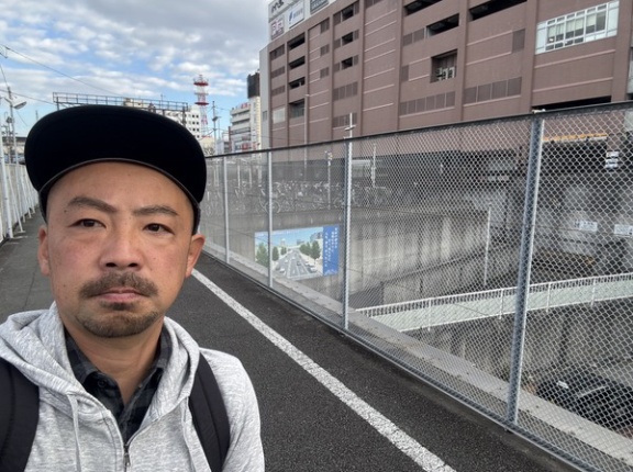 わたしは、いま、あまねガードの上にいる。(沼津市大手町)