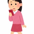 【想定外の動き】エスカレーターの乗り口の直前で通話しながら歩いていた女性が急に立ち止まった。肥満だし追い越せないし邪魔だな…と思っていたら通話を終えた女性が