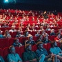 漫画家「映画館で隣の人がスマホを出したりしまったりして、怪しかった。もやもやしてたから、スタッフにこの事を伝えた結果…」