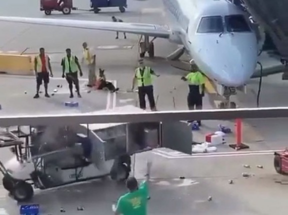 「このままだと暴走した運搬車がジェット機に激突する！」→女性職員の勇気ある判断で防ぐ