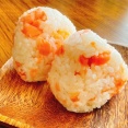夜勤で娘がおにぎりを作ってくれる。始めてから10年たち、今は少し大き過ぎるむすびだが、上京するからもう食べられなくなるだろう。