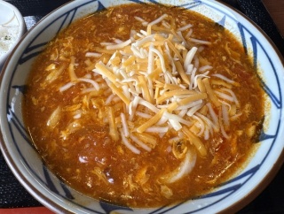 4月21日から期間限定で発売中の「トマたまカレーうどん」を初めて「丸亀製麺小松」で食べてきました