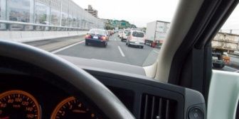 彼氏は車の運転が下手で、遂には狭いＴ字路で強引に右折し出会い頭に事故った。その後…