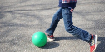 隣の家の子供たちが溝に落としたボールがいつも放置されてるので拾ってあげていた。ある日その家の父親と子供の会話が聞こえてきたんだけど…