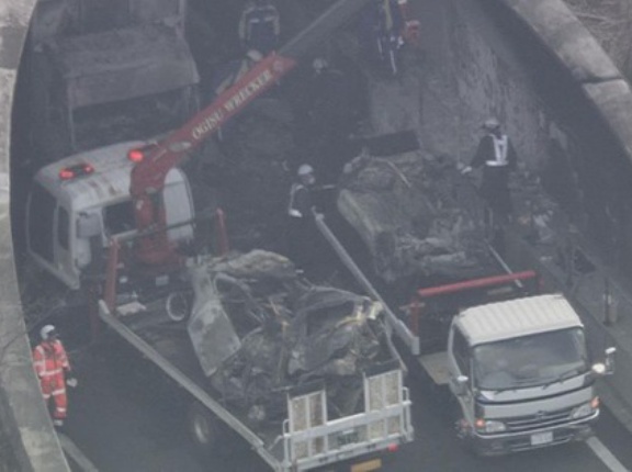 大型トラック運転中にTikTokの料理動画をスクショしようとして渋滞の列に突っ込み6人が死亡した事故で運転手の女に対し拘禁刑7年を求刑←あまりに軽いと話題に