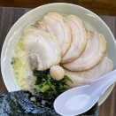 「魂心家」さんで、家系ラーメンの塩に海苔とうずらの卵