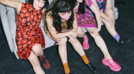 【芸能】おとぼけビ～バ～が公演中にギターを投げ観客が負傷、バンドが謝罪…ネット「4ヶ月も前の事故、なぜ今まで伏せていたのか」
