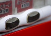 ワイ「のど渇いたな……おっ！自販機あるやんけ！」