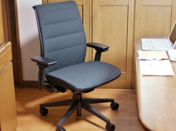 在宅ワークの長時間作業にはオフィス用チェアが最適な理由を紹介！オフィス家具メーカーのSteelcaseが「Think」を一新【レビュー】