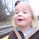 圧倒的歓喜！初めて大好きな電車を見た時の女の子の喜びに満ち溢れた表情が良い。海外の反応