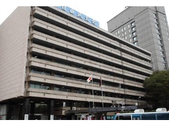 【速報】高学歴エリート集団の朝日新聞社、得体の知れないアイドルにやっつけられてしまう。理屈で武装した記者たちが“言葉の真実”で一蹴され・・・