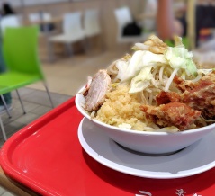 《背徳感満載!ニンニクガッツリに唐揚げまでのった二郎インスパイア系!》魁力屋 イオンモール日の出店@西多摩郡日の出町<限定･ニンニク背脂醤油デラックスニクマシ>