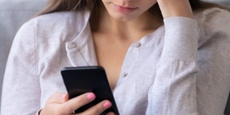 毎週の遊びの誘いが辛い。職場が一緒で、気まずくならない断り方を知りたい。