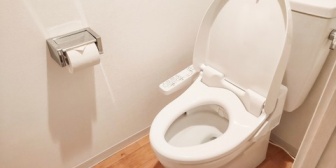新築の建売を買ったけど、大雨でトイレが逆流した。嫁が「家の欠陥だ！」と住宅業者にクレームを入れるって言ってるけど、これ普通なの？