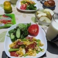 みかんの上のカエル　～ベーコンとアスパラの玉子炒めの朝ご飯、目玉焼きそばの晩ご飯～