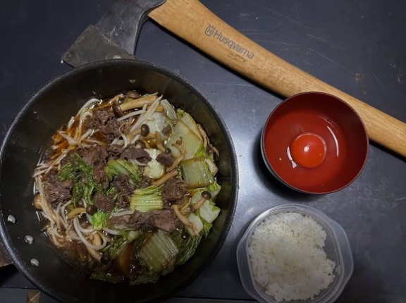 【ヒロシ】ワイルドなお家ごはんを公開「本日は、、すき焼き定食」続けて「残り汁でうどん」