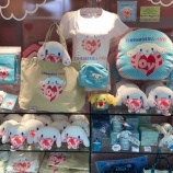 『[お知らせ] ＝LOVE×シナモロール コラボグッズが、サンリオショップ全10店舗にて販売スタート【イコラブ、シナモン】』の画像