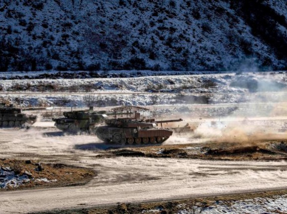 アルプス山麓で轟音を響かせる、フランス陸軍第5竜騎兵連隊のルクレール戦車！