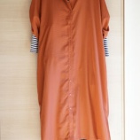 『SALEで買った夏物ワンピで強引に50代秋コーデ』の画像